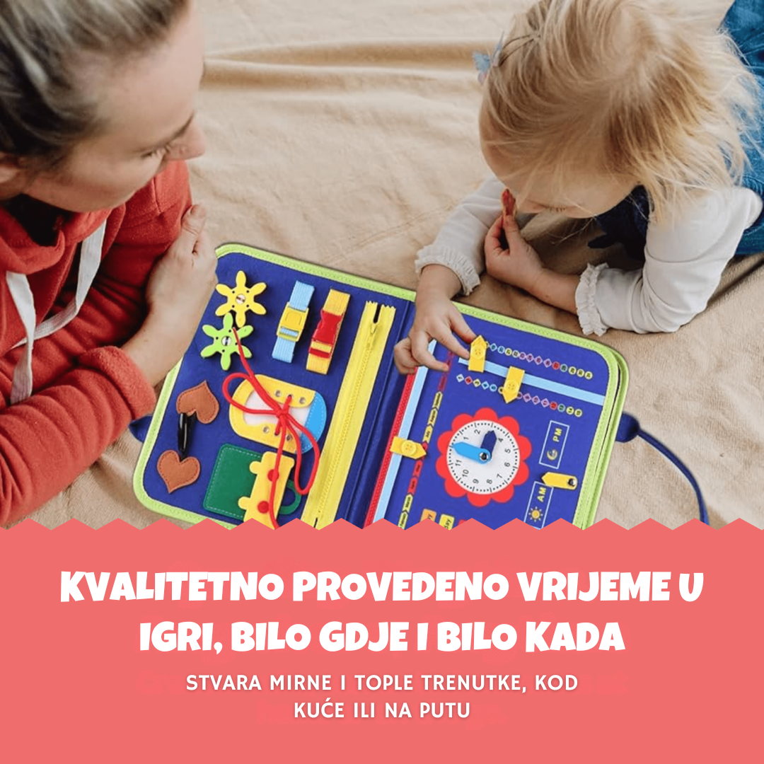 Fotografija odrasle osobe i djeteta kako se zajedno igraju s otvorenom senzornom torbom (busy board) na podu. Na slici se vidi tekst na crvenoj pozadini koji ističe važnost kvalitetno provedenog vremena u igri bilo gdje i bilo kada, stvarajući mirne i tople trenutke kod kuće ili na putu.