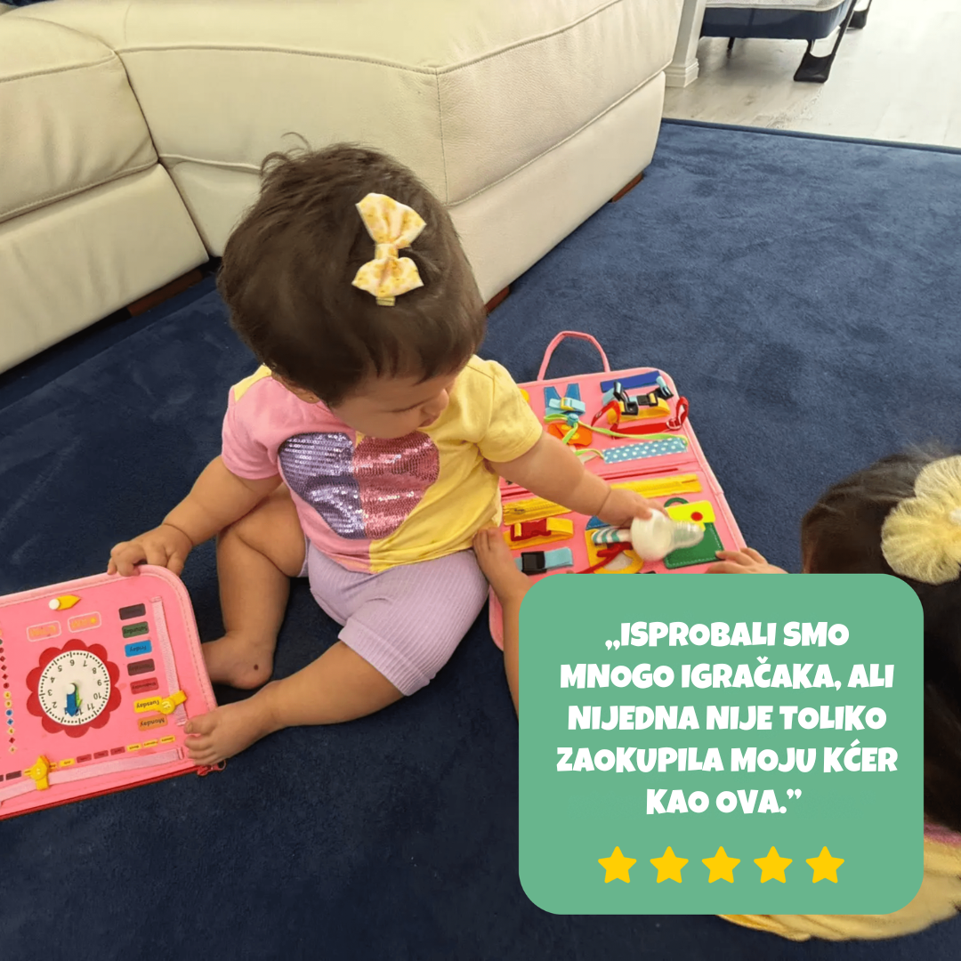 Fotografija dječaka koji sjedi na podu i igra se s otvorenom senzornom torbom (busy board) koja sadrži šarene elemente poput slova, ksilofona i likova životinja. Uz sliku se nalazi recenzija s pet zvjezdica koja naglašava sigurnost, kvalitetne netoksične materijale i pažljiv dizajn igračke.
