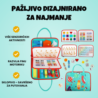 Tirkizna senzorna torba (busy board) s prikazom unutrašnjih stranica koje sadrže aktivnosti za razvoj fine motorike, učenje brojeva, boja, oblika i abecede. Vanjska strana torbe ukrašena je motivima svemira, planeta i raketa, a tekst ističe da je proizvod pažljivo dizajniran za najmlađe i sklopiv za putovanja.