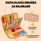 Edukativna senzorna torba (busy board) u bež boji s raznobojnim elementima za razvoj fine motorike poput kopči, patentnih zatvarača i vezica. Na slici je prikazana otvorena unutrašnjost s aktivnostima te zatvorena verzija torbe s uzorkom životinja, uz tekst koji naglašava da igračka jača samostalnost i koncentraciju najmlađih.