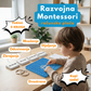 Fotografija dječaka koji za stolom koristi plavu Montessori računsku ploču za učenje matematike. Na slici su prikazane kartice s operacijama zbrajanja, oduzimanja, množenja i dijeljenja, uz tekstove koji ističu da je ploča dvostrana te da uz kupnju dolazi poklon e-knjiga.