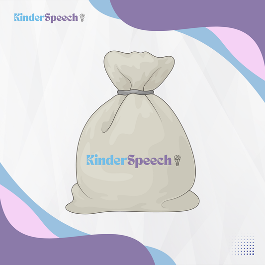 Ilustracija platnene vrećice za pohranu s logotipom KinderSpeech na sredini. Vrećica je prikazana na svijetloj pozadini s ljubičastim i plavim valovitim detaljima u kutovima, a njezino ime u sustavu je 